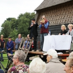 Het spel van loven en bieden tijdens de oogstdag in Lhee 