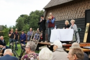 Het spel van loven en bieden tijdens de oogstdag in Lhee